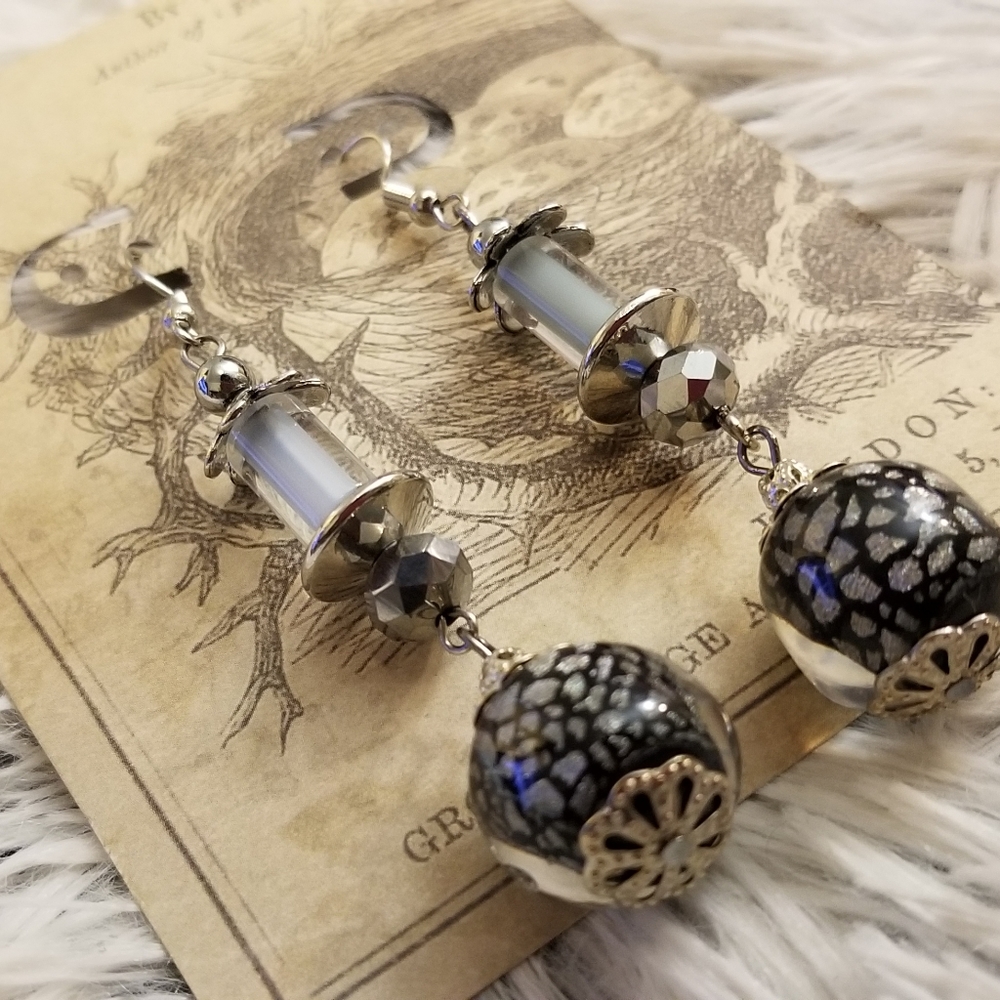 Black White Silver dangle earrings - Picture 1 of 4